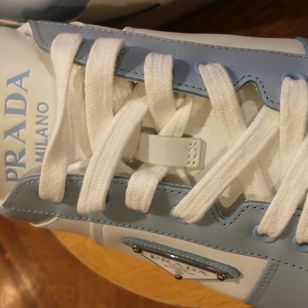 PRADA! - Picture 3 of 10